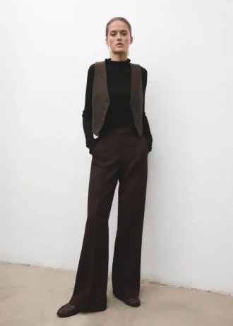 Maglione a coste con finiture smerlate