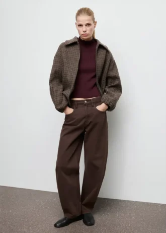 Maglione a coste con finiture smerlate