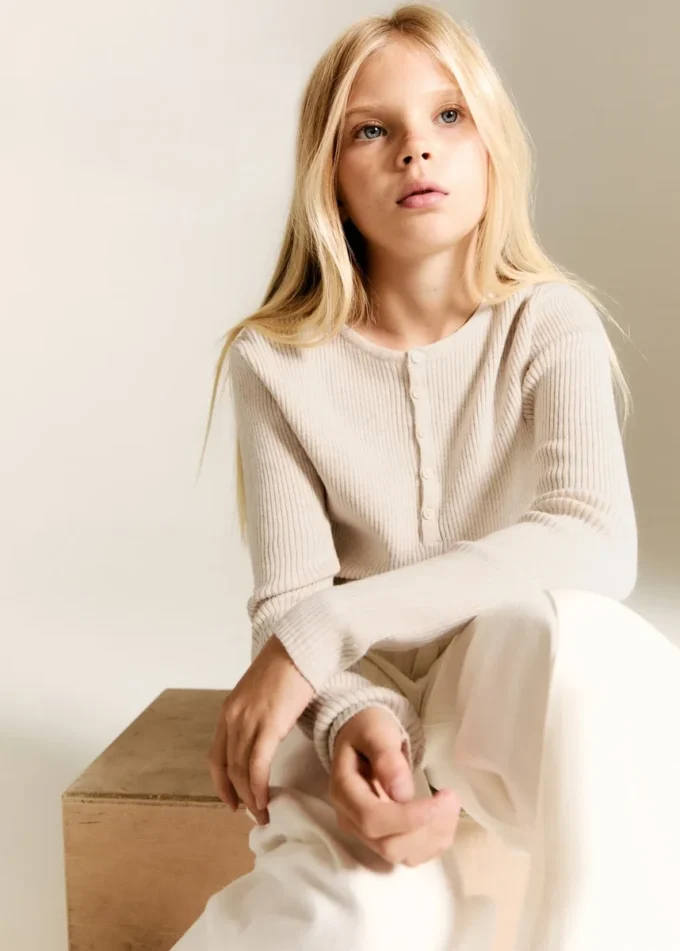 Maglione a costine con bottoni Maglione a costine con bottoni