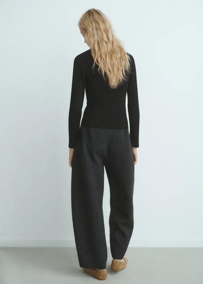 Maglione a costine con bottoni gioiello Maglione a costine con bottoni gioiello