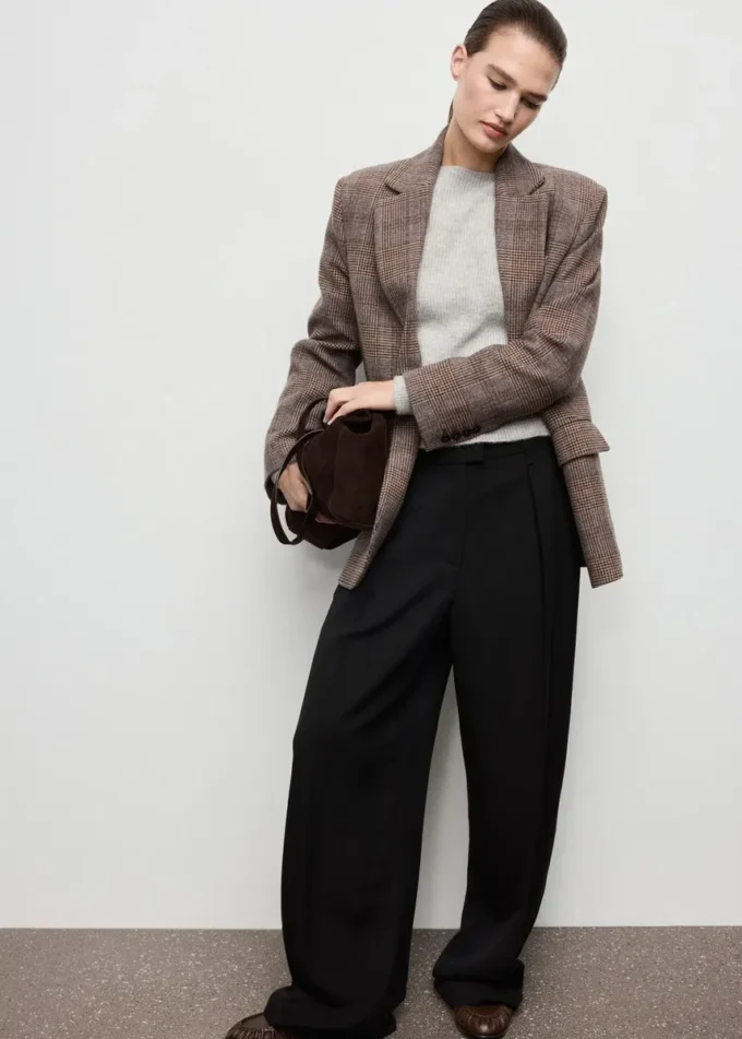 Maglione a costine lavorato a maglia Maglione a costine lavorato a maglia