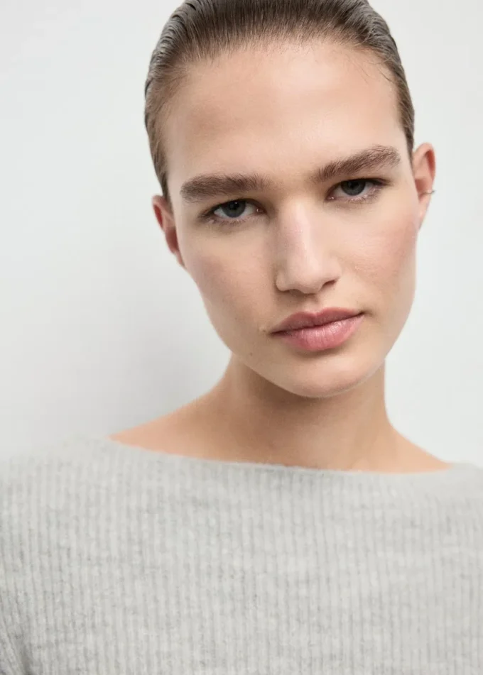 Maglione a costine lavorato a maglia Maglione a costine lavorato a maglia