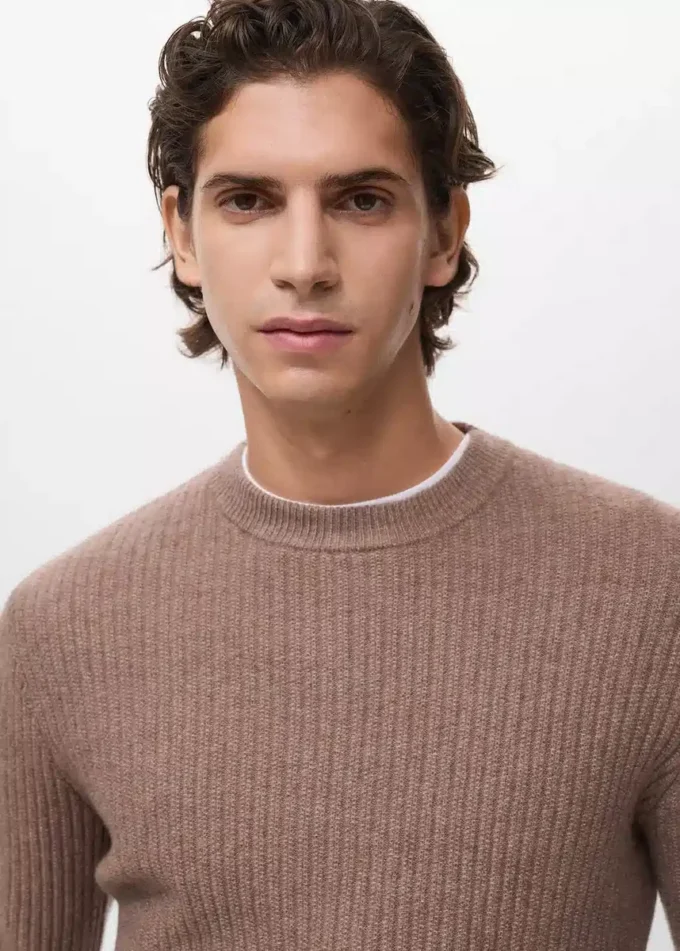 Maglione a costine lavorato a maglia Maglione a costine lavorato a maglia