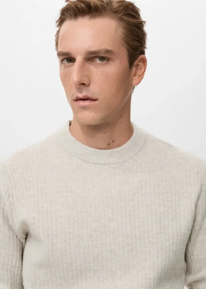 Maglione a costine lavorato a maglia Maglione a costine lavorato a maglia