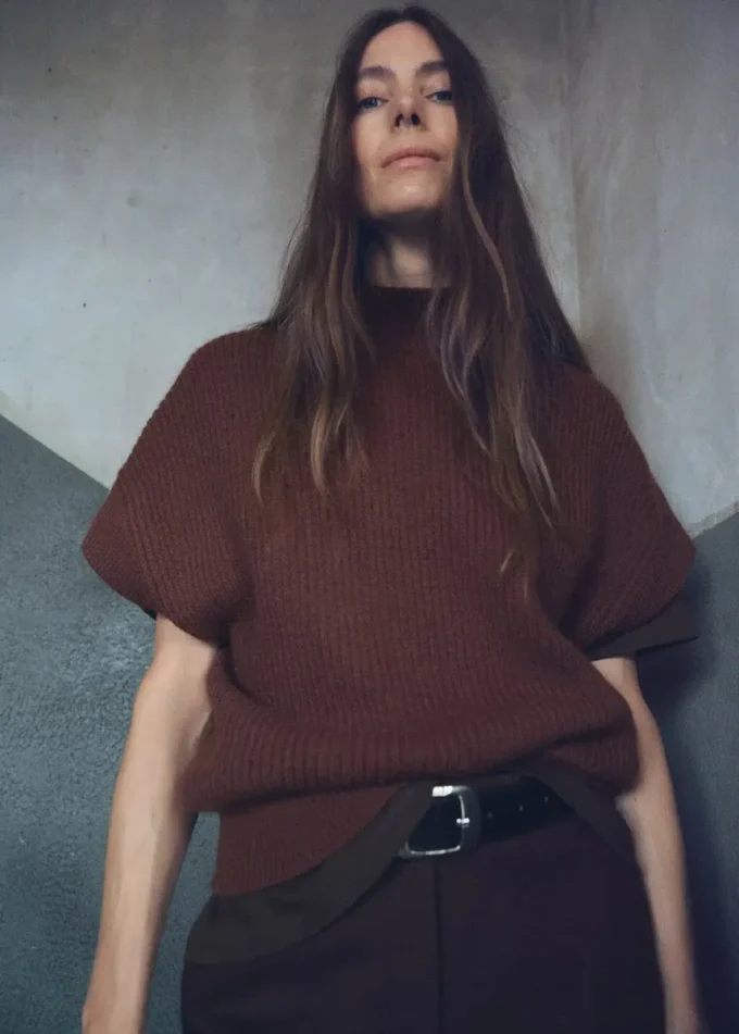 Maglione a maniche corte con collo alto Maglione a maniche corte con collo alto