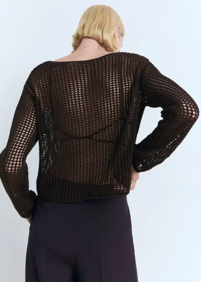 Maglione a maniche lunghe lavorato all’uncinetto Maglione a maniche lunghe lavorato all’uncinetto