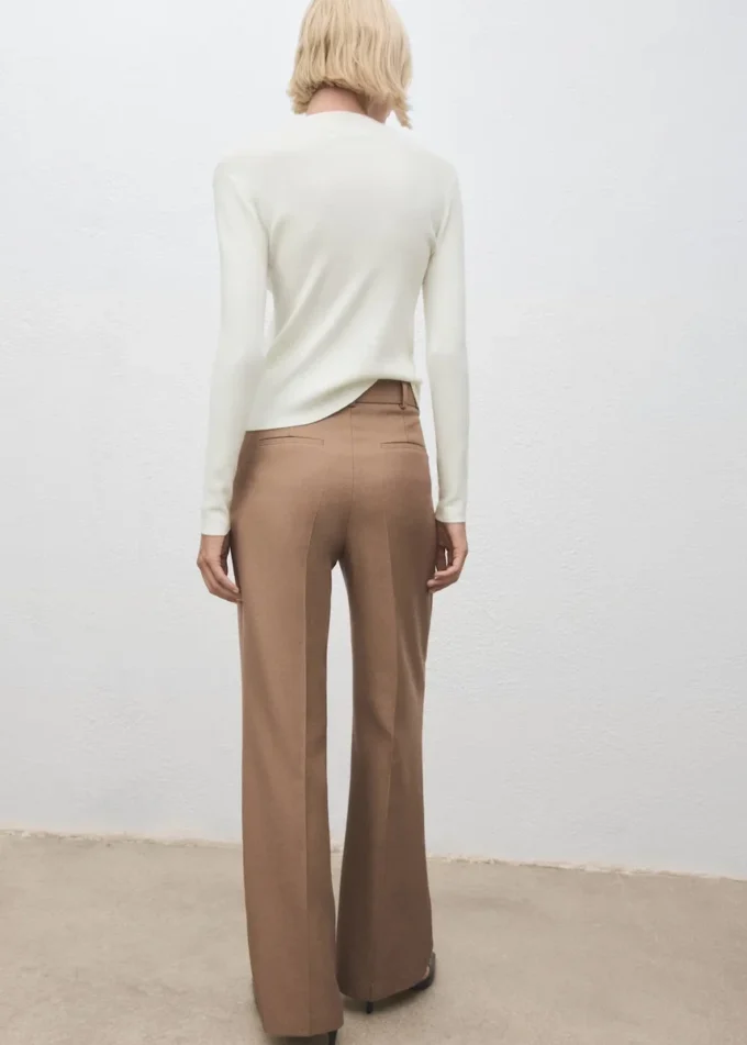 Maglione aderente con collo alla coreana Maglione aderente con collo alla coreana