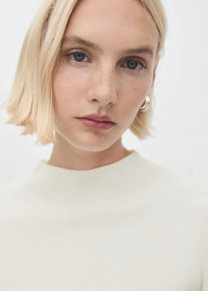 Maglione aderente con collo alla coreana Maglione aderente con collo alla coreana