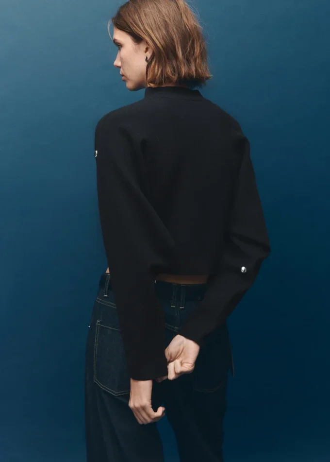 Maglione con collo a imbuto e sfere Maglione con collo a imbuto e sfere