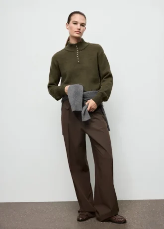 Maglione con collo alto e bottoni Maglione con collo alto e bottoni