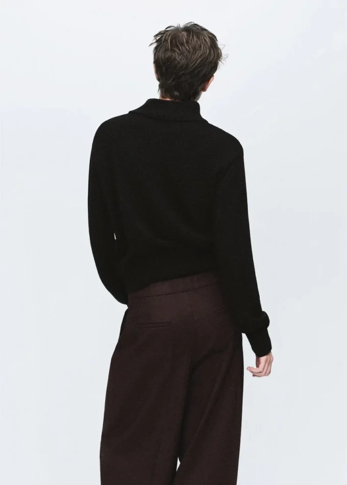 Maglione con collo alto e bottoni Maglione con collo alto e bottoni