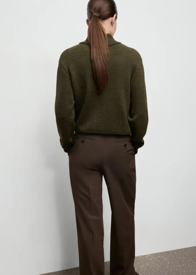 Maglione con collo alto e bottoni Maglione con collo alto e bottoni