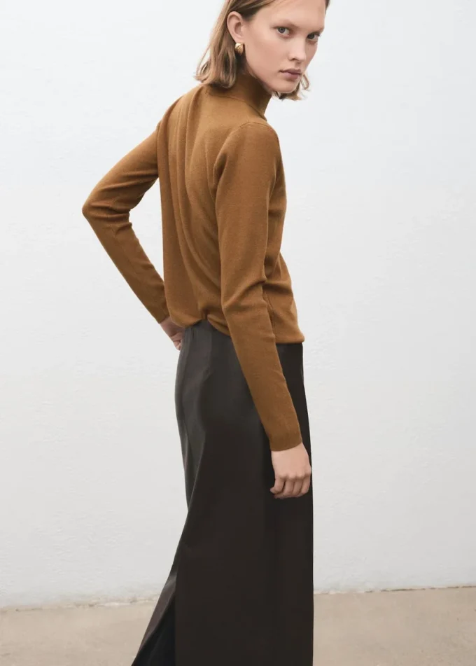 Maglione con collo alto e bottoni Maglione con collo alto e bottoni