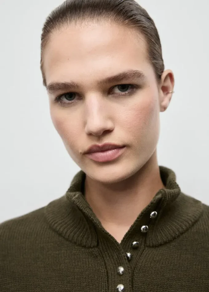 Maglione con collo alto e bottoni Maglione con collo alto e bottoni