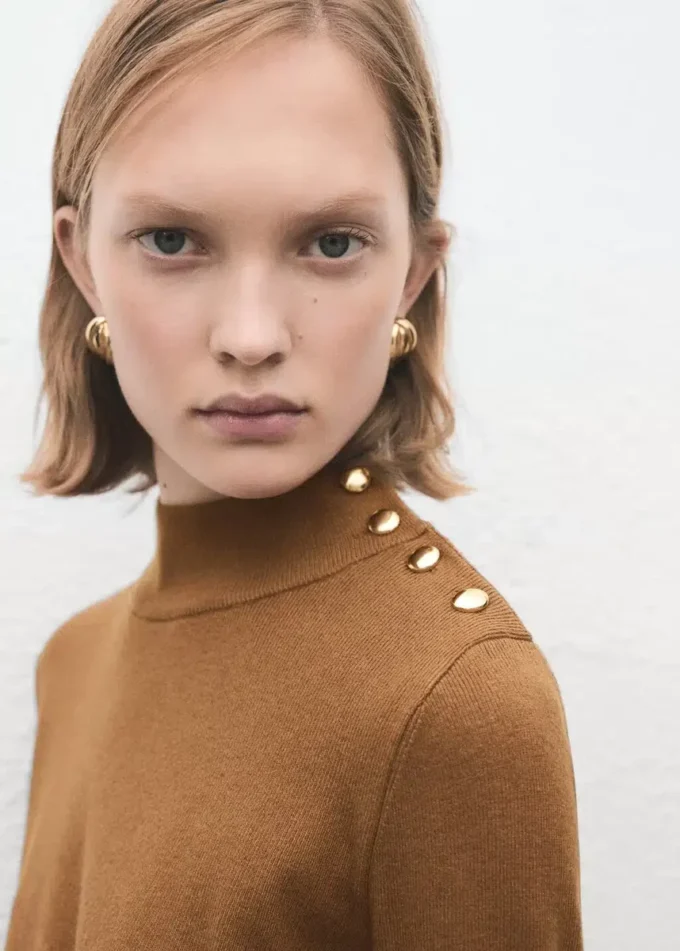 Maglione con collo alto e bottoni Maglione con collo alto e bottoni