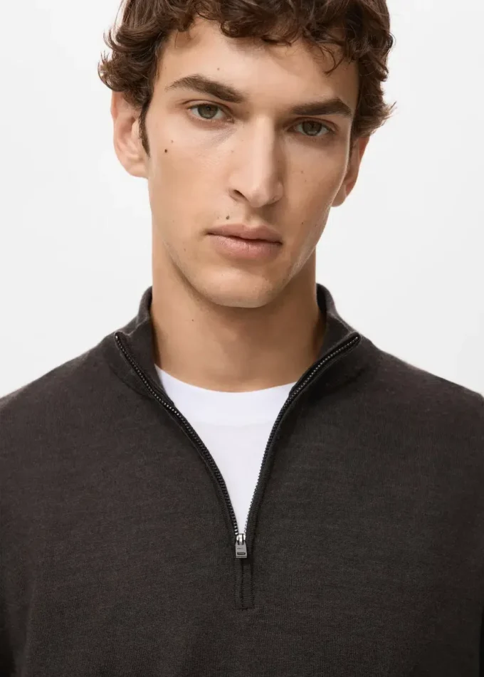 Maglione con collo alto e zip 100% lana merino Maglione con collo alto e zip 100% lana merino