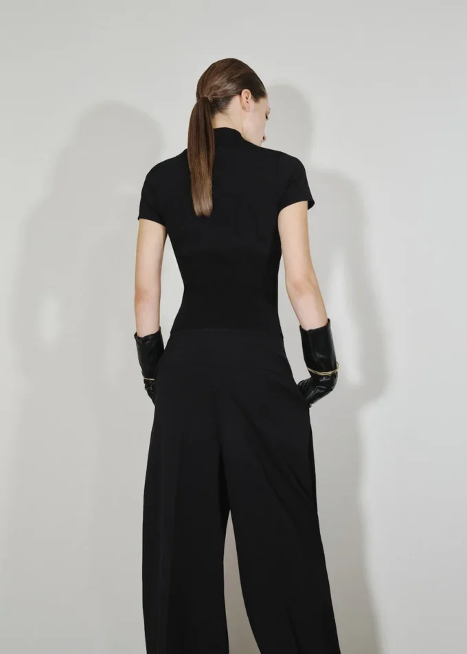 Maglione con collo Perkins e cut-out Maglione con collo Perkins e cut-out