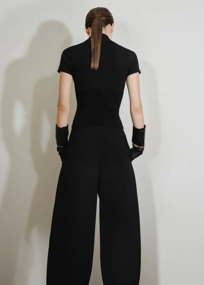 Maglione con collo Perkins e cut-out Maglione con collo Perkins e cut-out