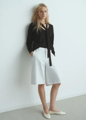 Maglione con scollo a V e sciarpa