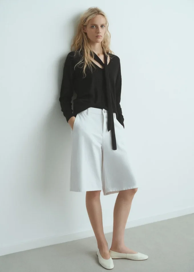 Maglione con scollo a V e sciarpa Maglione con scollo a V e sciarpa