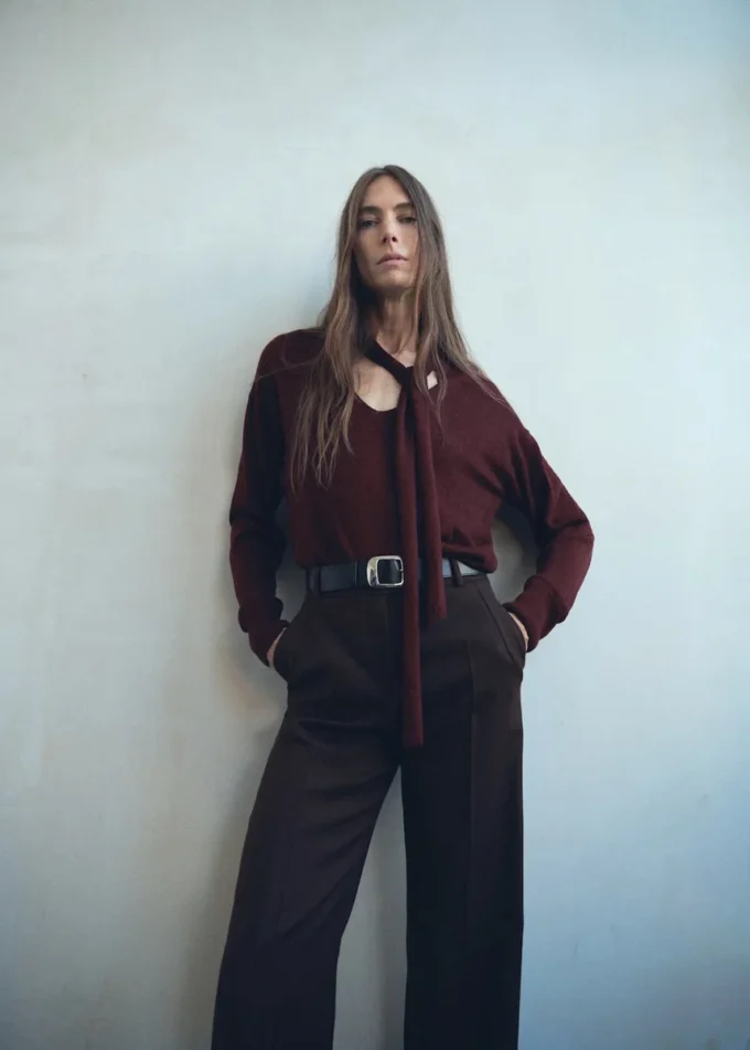 Maglione con scollo a V e sciarpa Maglione con scollo a V e sciarpa