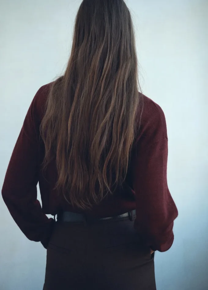 Maglione con scollo a V e sciarpa Maglione con scollo a V e sciarpa