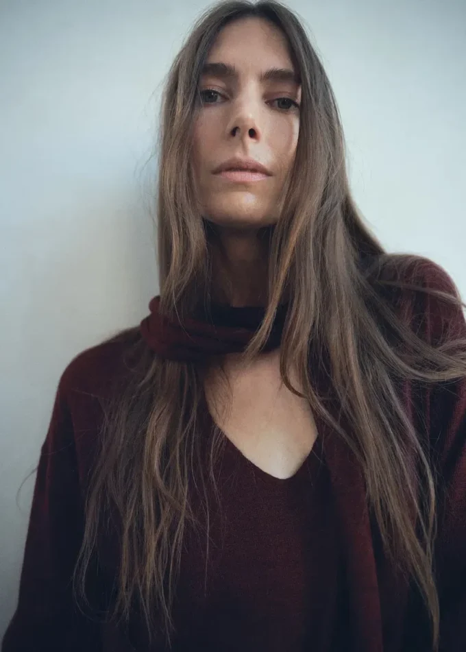 Maglione con scollo a V e sciarpa Maglione con scollo a V e sciarpa