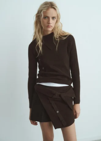 Maglione con scollo asimmetrico e bottoni