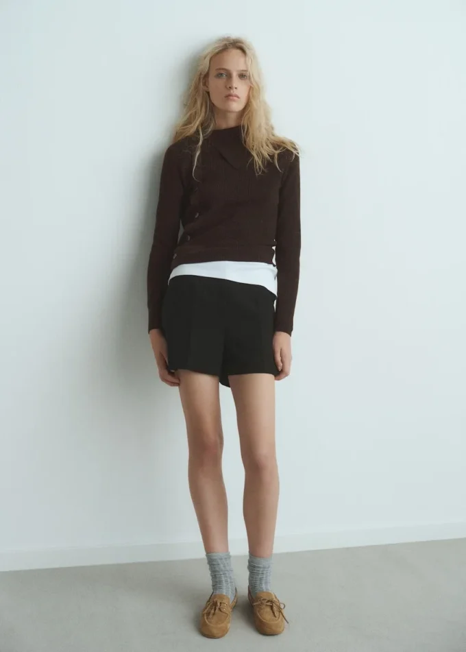 Maglione con scollo asimmetrico e bottoni Maglione con scollo asimmetrico e bottoni