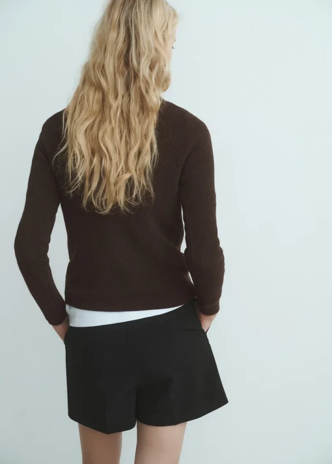 Maglione con scollo asimmetrico e bottoni Maglione con scollo asimmetrico e bottoni