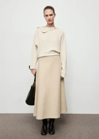 Maglione con scollo asimmetrico e bottoni gioiello