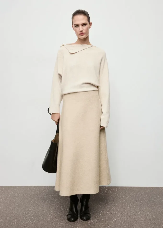 Maglione con scollo asimmetrico e bottoni gioiello Maglione con scollo asimmetrico e bottoni gioiello