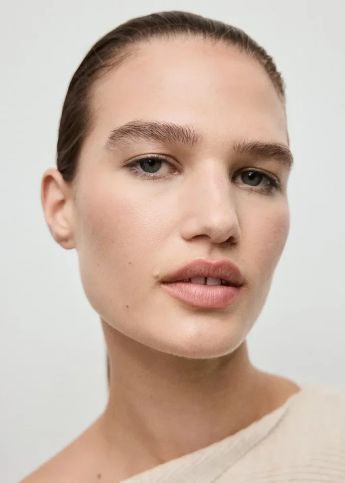 Maglione con scollo asimmetrico e bottoni gioiello Maglione con scollo asimmetrico e bottoni gioiello