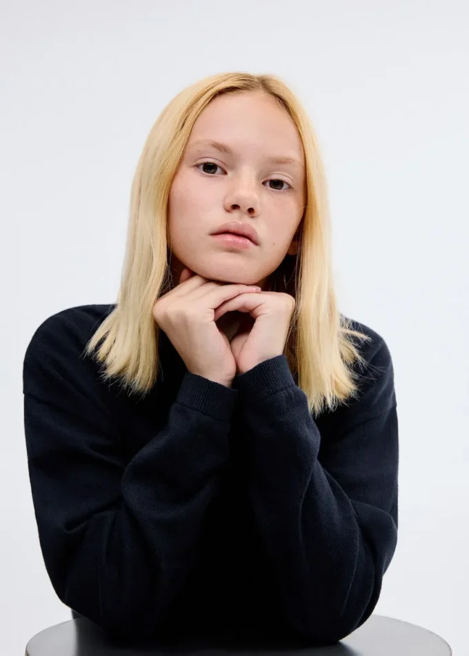 Maglione in cotone con cuciture decorative Maglione in cotone con cuciture decorative