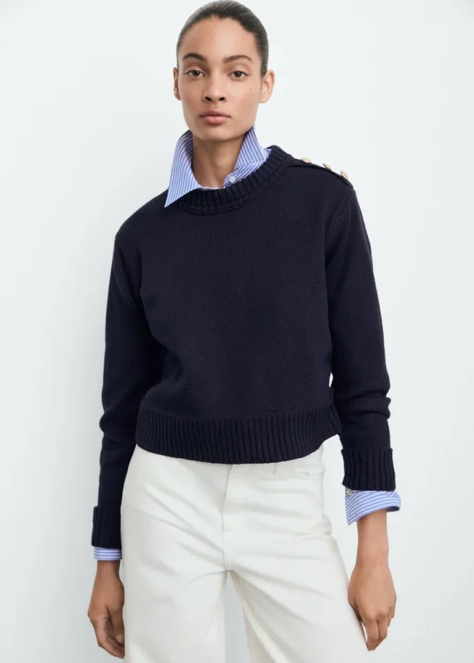 Maglione lavorato a maglia con bottoni gioiello Maglione lavorato a maglia con bottoni gioiello