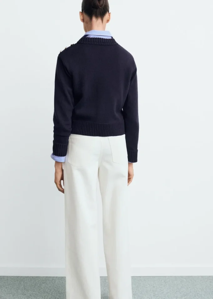 Maglione lavorato a maglia con bottoni gioiello Maglione lavorato a maglia con bottoni gioiello