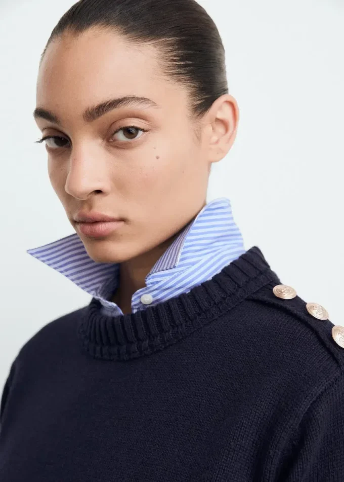 Maglione lavorato a maglia con bottoni gioiello Maglione lavorato a maglia con bottoni gioiello