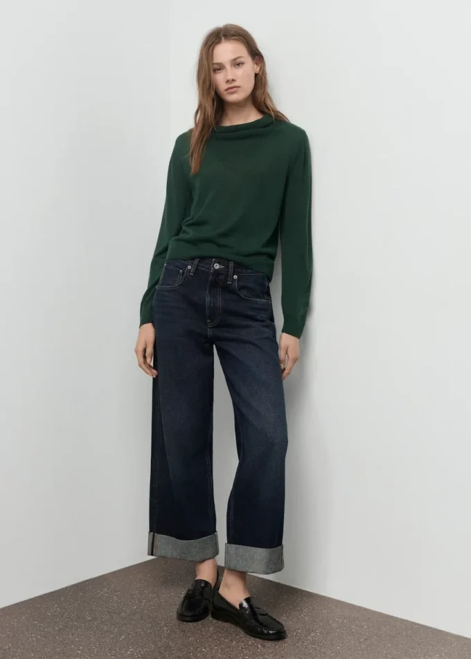 Maglione lavorato a maglia con collo drappeggiato Maglione lavorato a maglia con collo drappeggiato