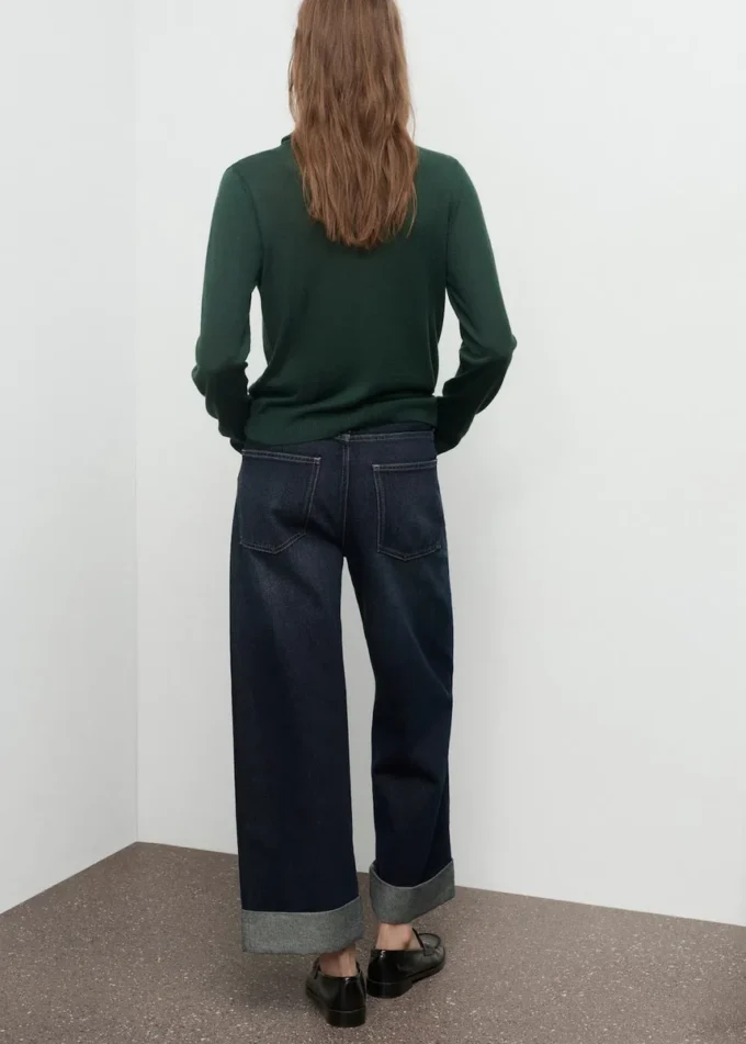 Maglione lavorato a maglia con collo drappeggiato Maglione lavorato a maglia con collo drappeggiato