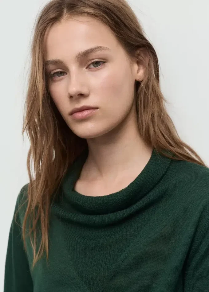 Maglione lavorato a maglia con collo drappeggiato Maglione lavorato a maglia con collo drappeggiato