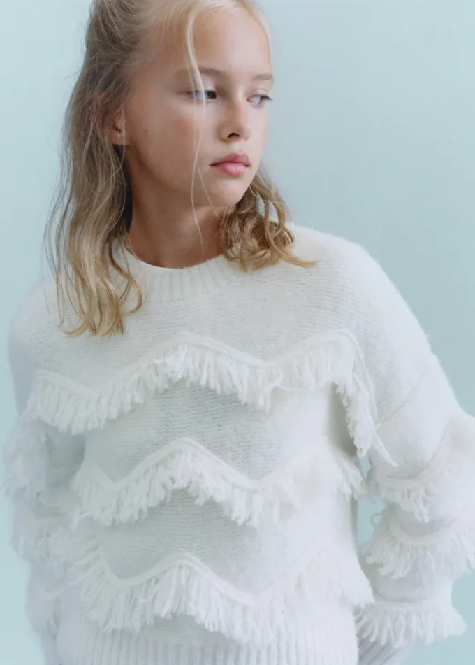 Maglione lavorato a maglia con frange Maglione lavorato a maglia con frange