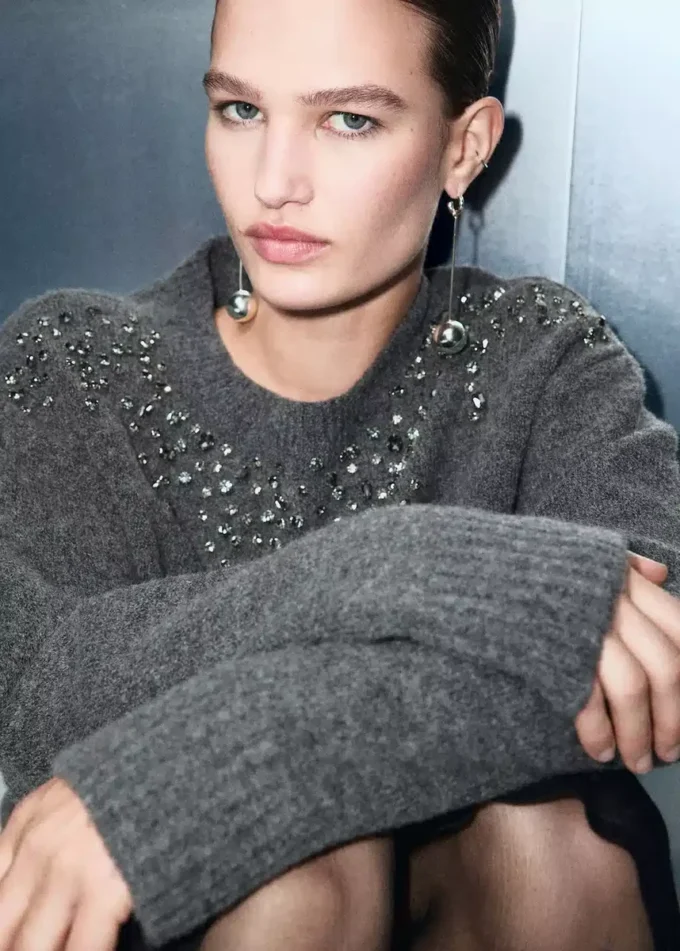 Maglione lavorato a maglia con paillettes Maglione lavorato a maglia con paillettes