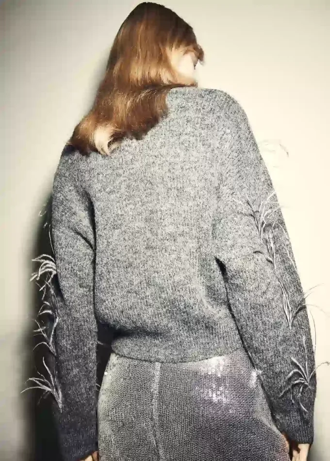 Maglione lavorato a maglia con piume Maglione lavorato a maglia con piume