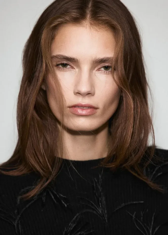 Maglione lavorato a maglia con piume Maglione lavorato a maglia con piume