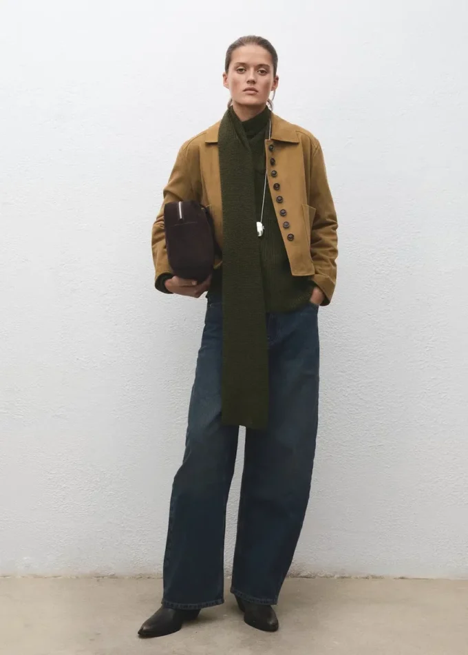 Maglione lavorato a maglia con sciarpa Maglione lavorato a maglia con sciarpa