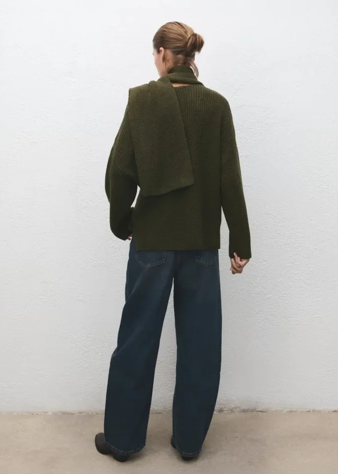 Maglione lavorato a maglia con sciarpa Maglione lavorato a maglia con sciarpa