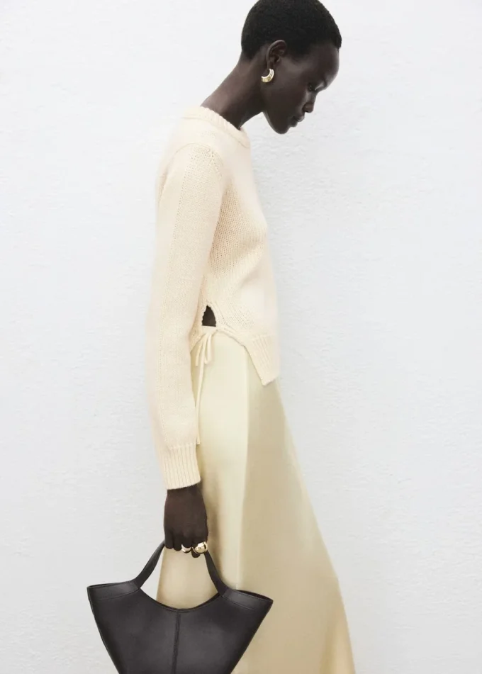 Maglione lavorato a maglia con spacchi con lacci Maglione lavorato a maglia con spacchi con lacci