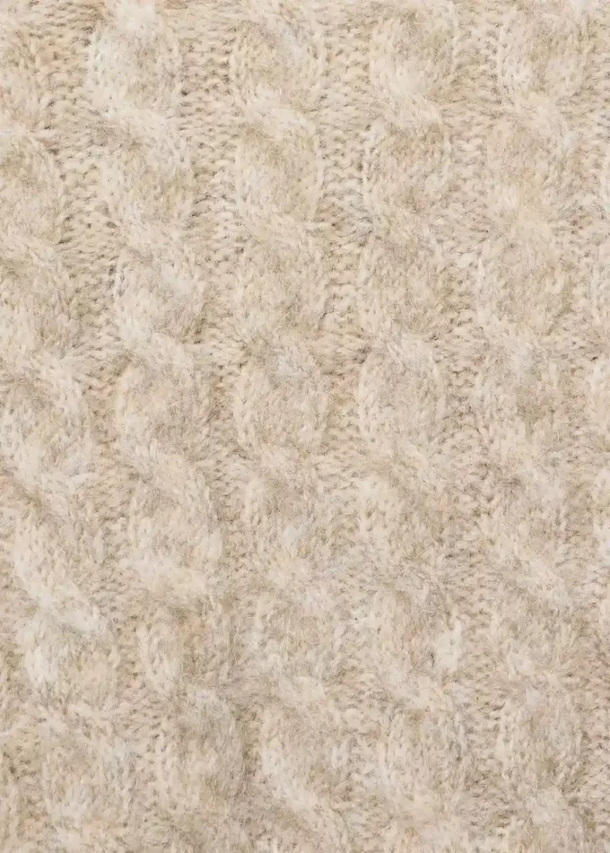 Maglione lavorato a trecce Maglione lavorato a trecce