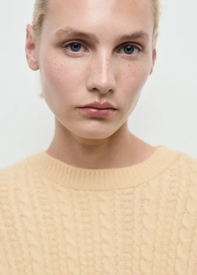 Maglione lavorato a trecce con maniche svasate Maglione lavorato a trecce con maniche svasate