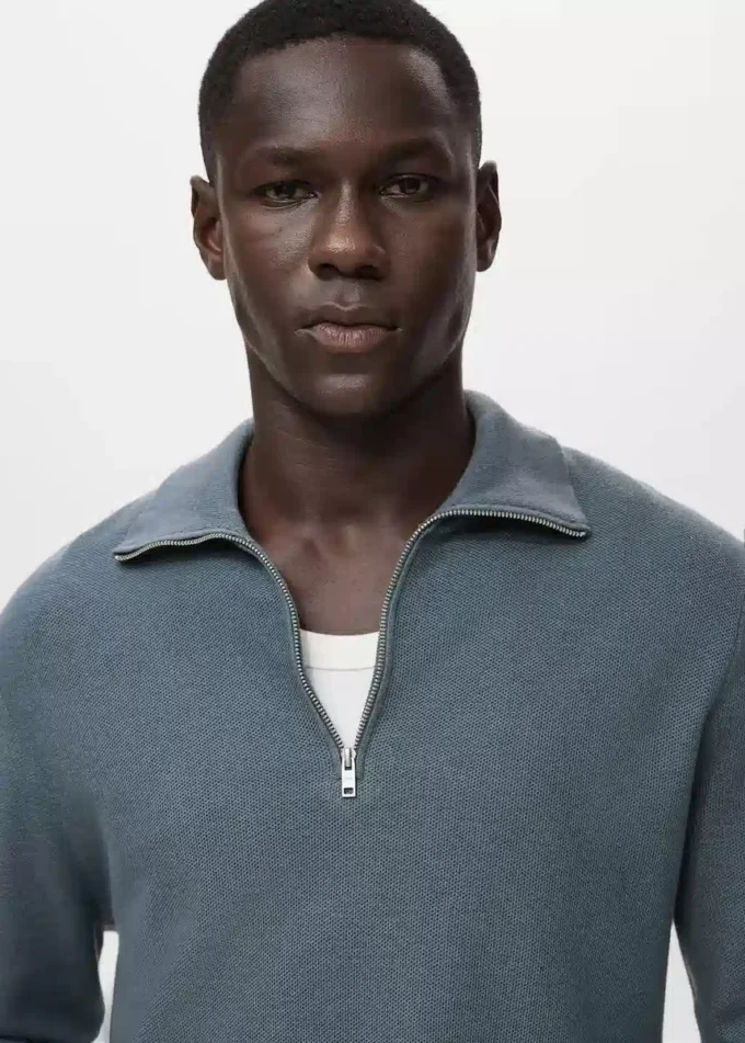 Maglione microstrutturato con collo con zip Maglione microstrutturato con collo con zip